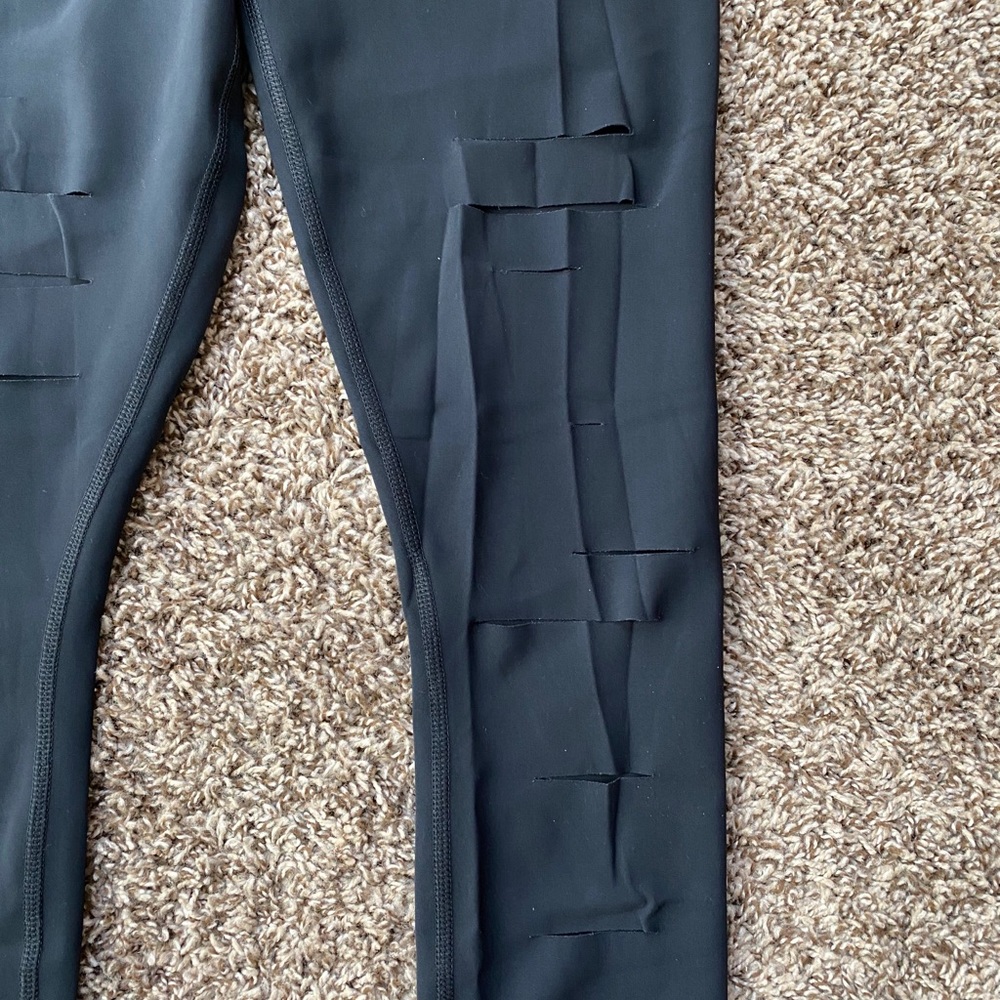 Alo Yoga High-Waist Ripped Warrior Legging - Picture 4 of 7